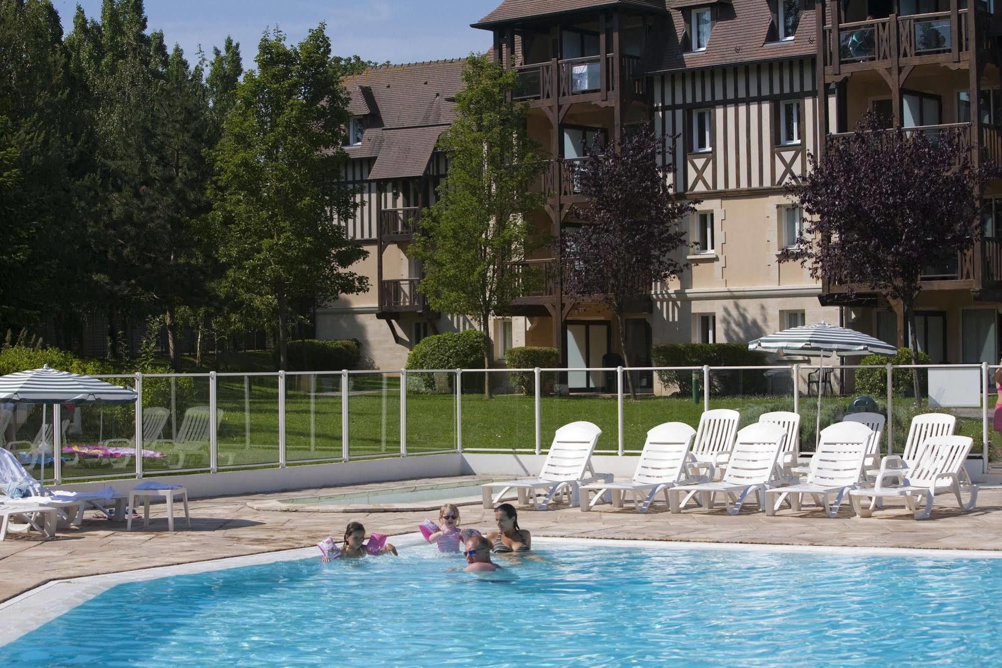 Pierre & Vacances La Residence Du Golf Deauville Buitenkant foto